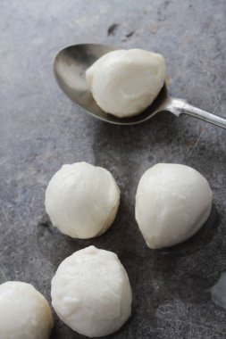 yuvarlak mozzarella inciler