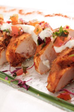 Tavuk tikka plakalı dilimlenmiş