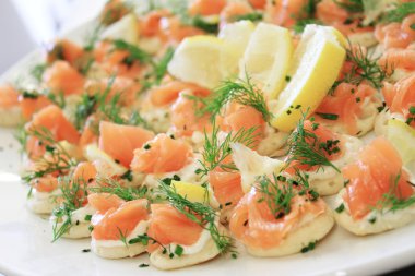 Füme somon blinis kanepeler