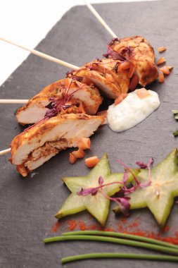 Devlet tepside karışık kanepeler