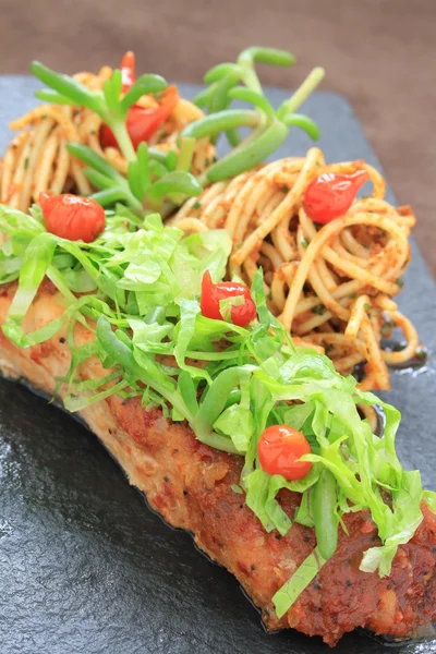 Harina de espagueti de salmón — Foto de Stock
