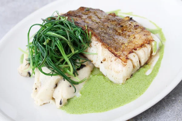 Healthy plated fish meal — Stock Photo, Image