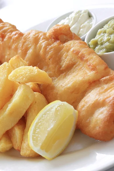 Abendessen mit Fisch und Chips — Stockfoto