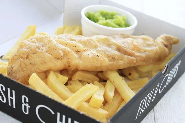 Traditional British fish and chips — Stock Photo, Image