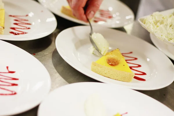 Plating lemon  tart au citron — Stock Photo, Image