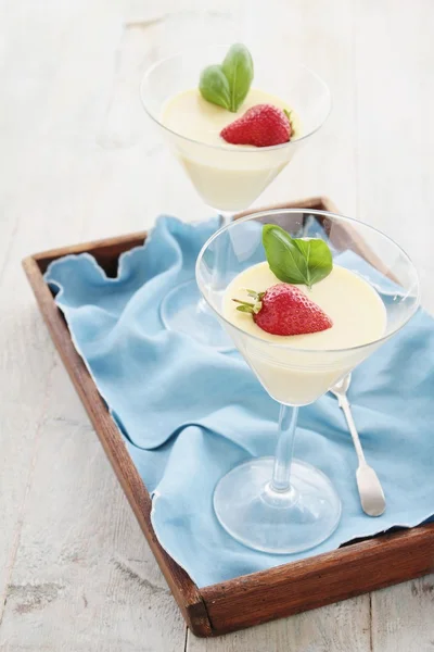 Postre de mousse de chocolate blanco — Foto de Stock