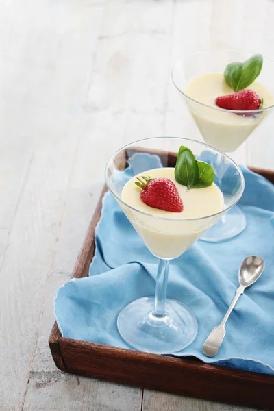 Postre de mousse de chocolate blanco — Foto de Stock