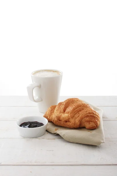 Croissant fresco com café — Fotografia de Stock