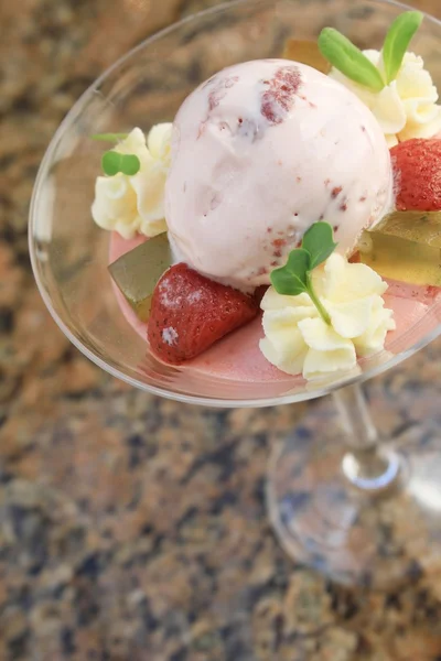 Souris fraise avec crème glacée — Photo