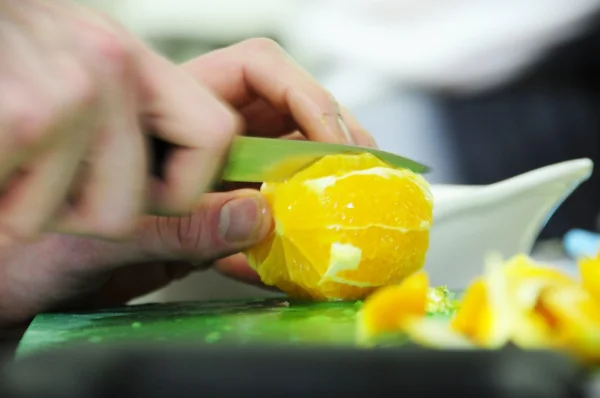 Приготування їжі нарізання апельсинових сегментів — стокове фото
