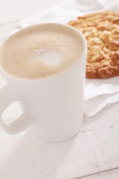 Kapuçino çerez ile kahve — Stok fotoğraf