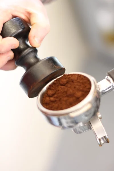 バリスタのコーヒーを作る — ストック写真