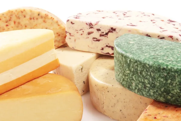 Выбор свежих сыров — стоковое фото