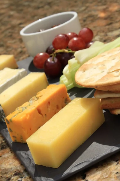 Prato de seleção de queijo — Fotografia de Stock