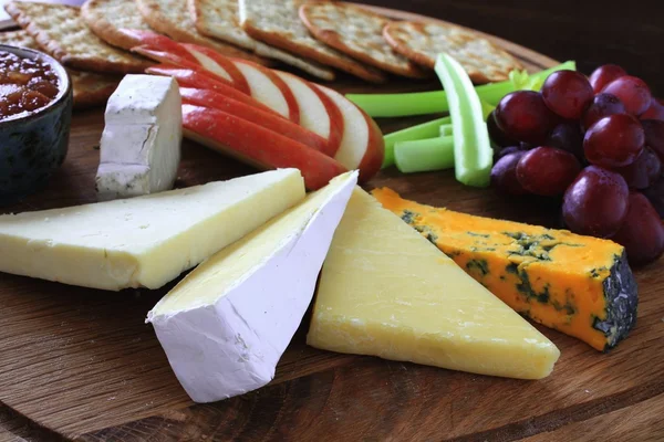 Выбор свежих сыров — стоковое фото