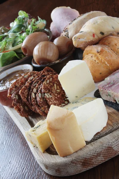 Traditional ploughmans lunch — Stock Photo, Image