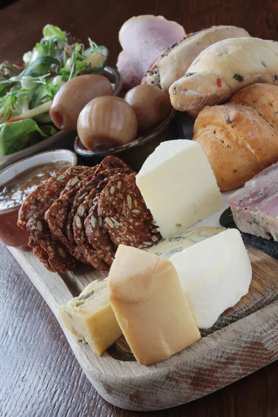 Traditional ploughmans lunch — Stock Photo, Image