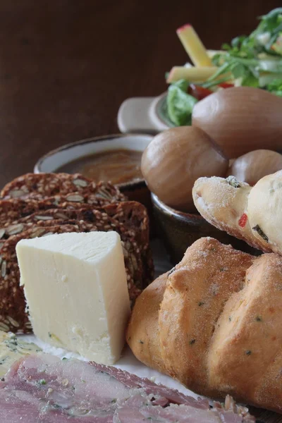 Traditional ploughmans lunch — Stock Photo, Image