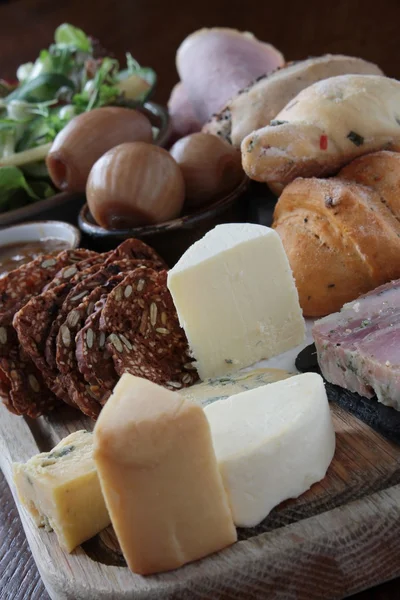Traditional ploughmans lunch — Stock Photo, Image