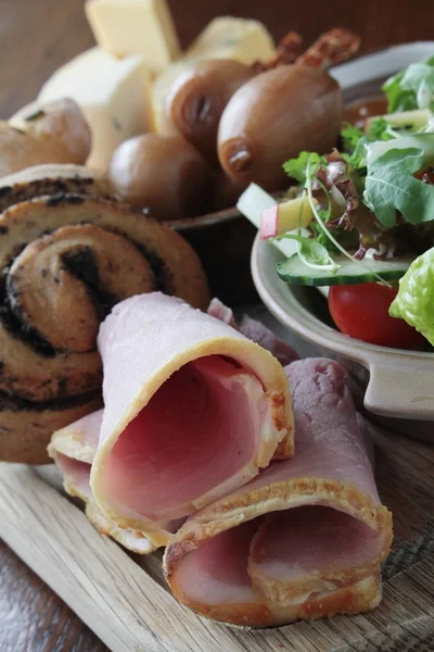 Traditional ploughmans lunch — Stock Photo, Image