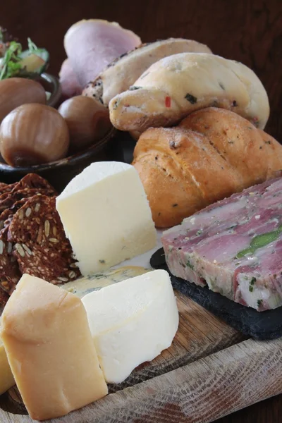 Traditional ploughmans lunch — Stock Photo, Image