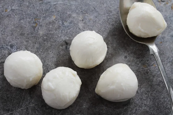 Runda mozzarella pärlor — Stockfoto