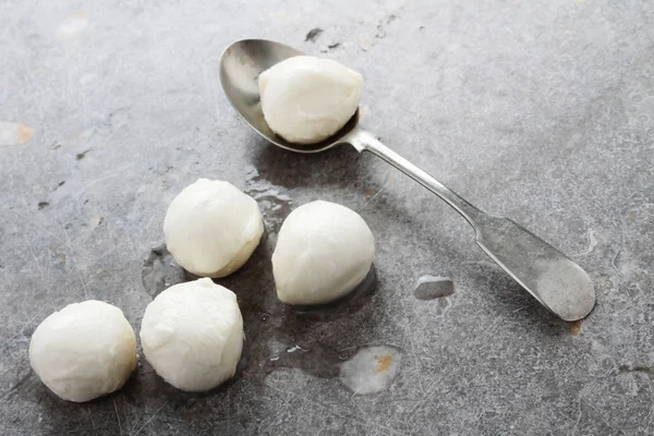 Mozzarellą okrągłe perły — Zdjęcie stockowe