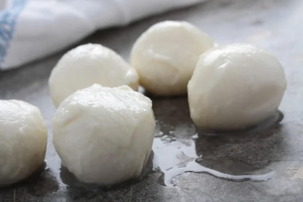 Perle rotonde di mozzarella — Foto Stock