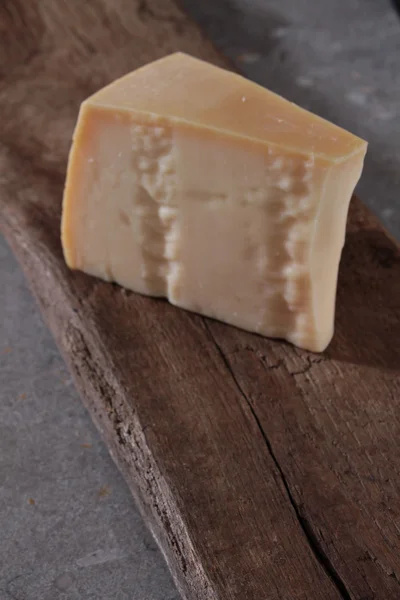Grande fetta di formaggio — Foto Stock