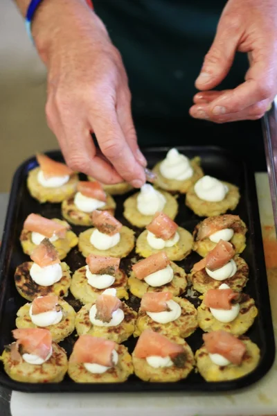 Salmón ahumado canapés de pan de maíz — Foto de Stock