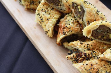 taze pişmiş sosis rolls