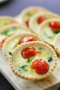 Mini kiş tartlets