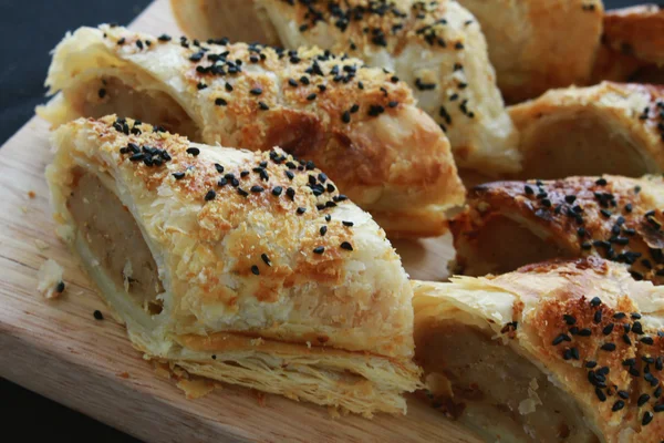 Taze pişmiş sosis rolls — Stok fotoğraf