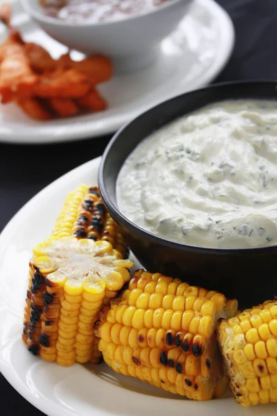 Grillad majskolv med yoghurt dip — Stockfoto