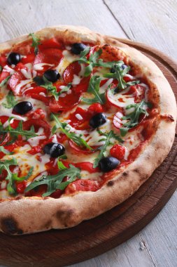 Bütün salamlı pizza