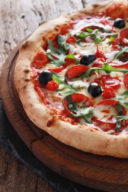 Bütün salamlı pizza