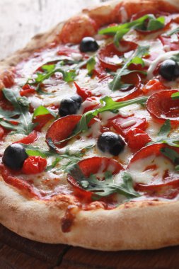 Bütün salamlı pizza