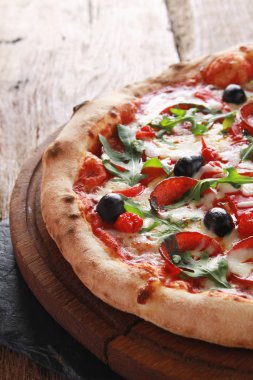 Bütün salamlı pizza