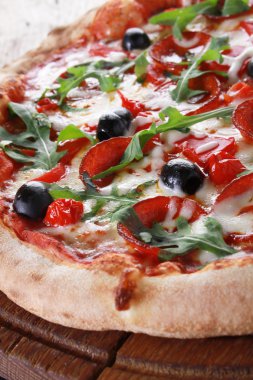 Bütün salamlı pizza