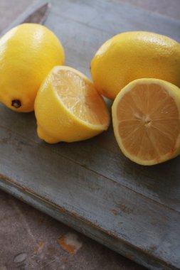 taze dilimlenmiş limon