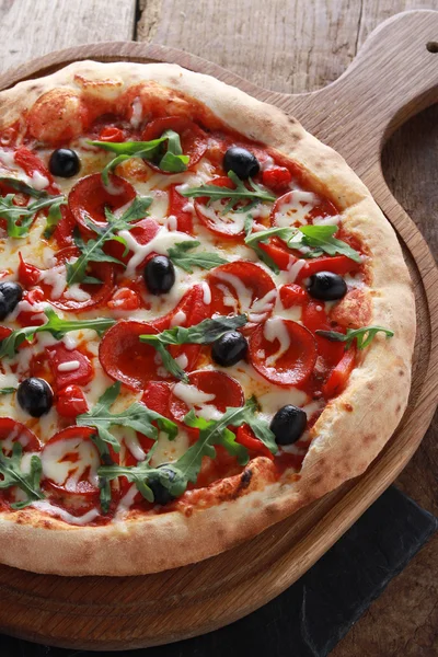 Pizza entera de salami — Foto de Stock