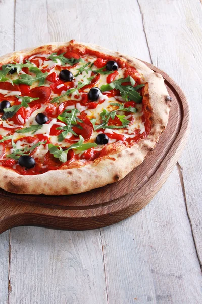 Pizza de salame inteiro — Fotografia de Stock