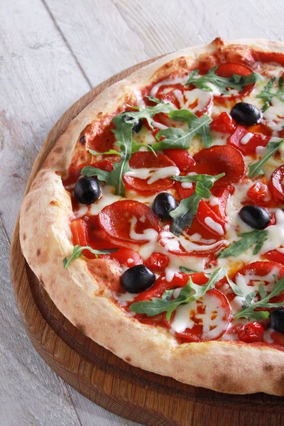 Pizza entera de salami — Foto de Stock