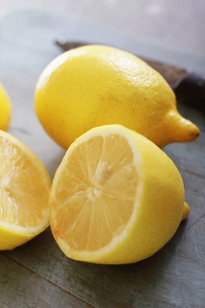 Limones frescos en rodajas — Foto de Stock