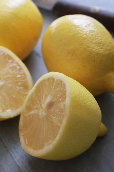 Нарезанные лимоны — стоковое фото