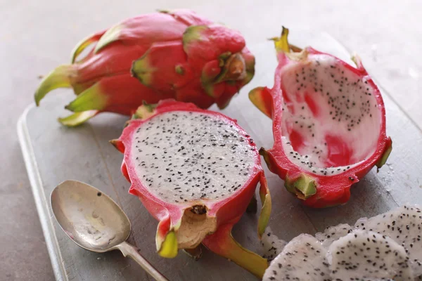 Frutas frescas de dragão em fatias — Fotografia de Stock