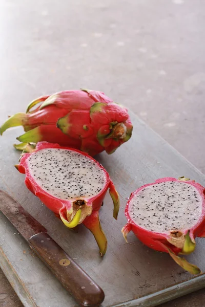 Frutas frescas de dragão em fatias — Fotografia de Stock