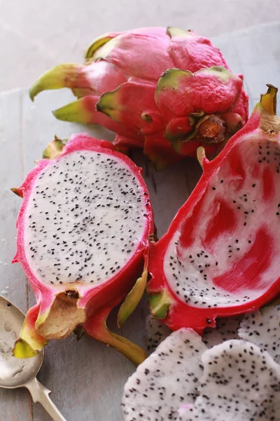 Frutas frescas de dragão em fatias — Fotografia de Stock