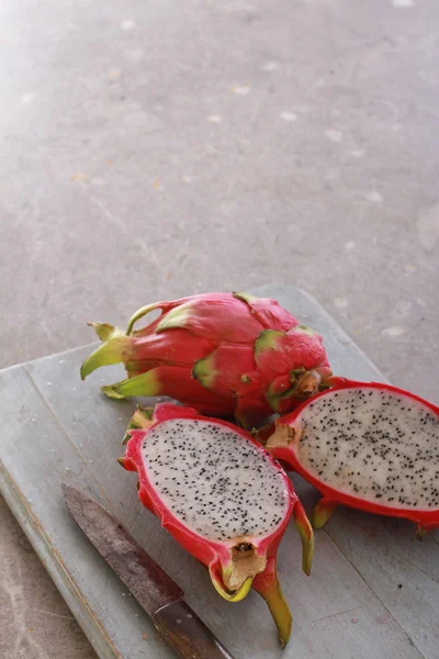 Frutas frescas de dragão em fatias — Fotografia de Stock