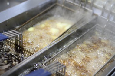 Yontmataş patates kızgın yağda kızartma